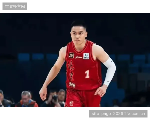 北京北汽后卫陈盈骏凭借顶级组织能力入选一阵，成为球队定海神针。